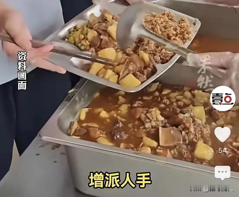 广东东莞，一高三学生晚自习下课晚了20分钟，食堂饭菜被高一高二学生买光。学生跟食