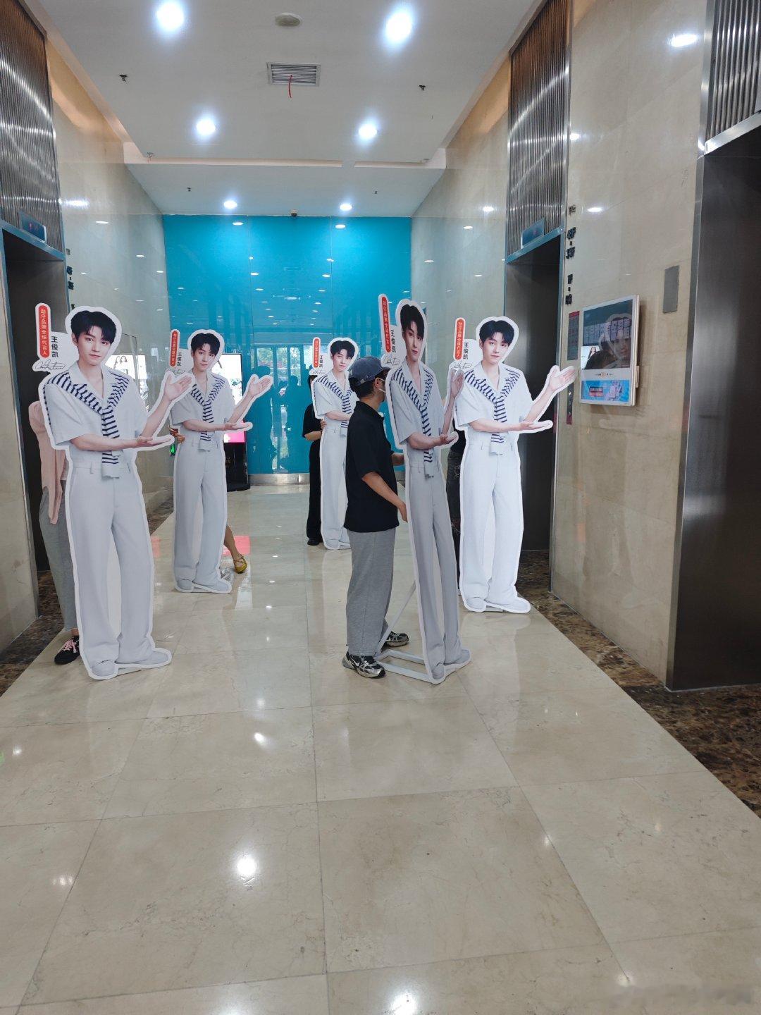 王俊凯庆生给劲仔全员带薪放假一直觉得，懂得善待员工、真诚待人的企业最难得。不止坚
