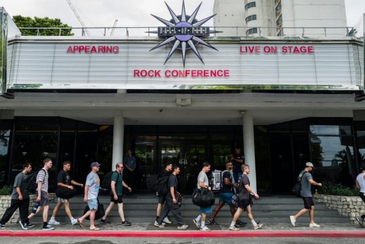 大兵休假结束，林肯号启航归国

周日，数千名美国海军官兵返回林肯号航空母舰离开泰