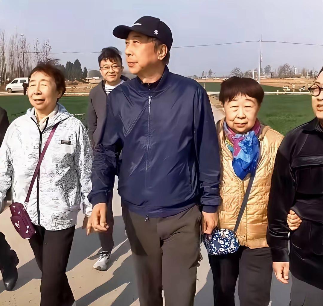冯巩和两位亲姐姐一起回老家，三人共用一张脸，基因太强大了吧。
