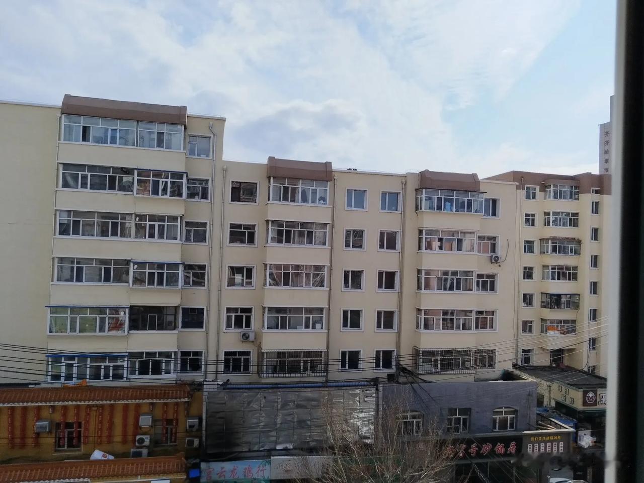 南方阳台多为开放式，很少封闭。东北阳台则是封闭的。
东北寒冷且冬季漫长，约半年处