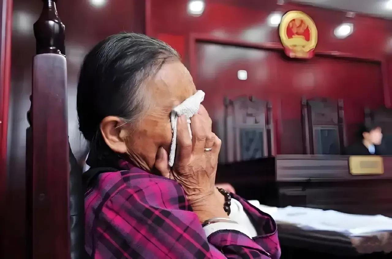 山东济宁，女子不顾丈夫苦苦哀求，狠心抛下15岁的儿子和10岁的女儿，选择跟情人同