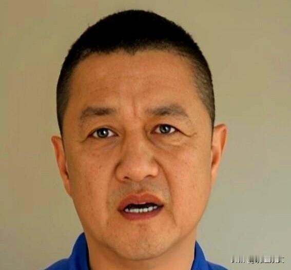 李亚鹏在直播间，对着几万人的镜头，突然把声音放低了。他说，又
李亚鹏对着直播间数