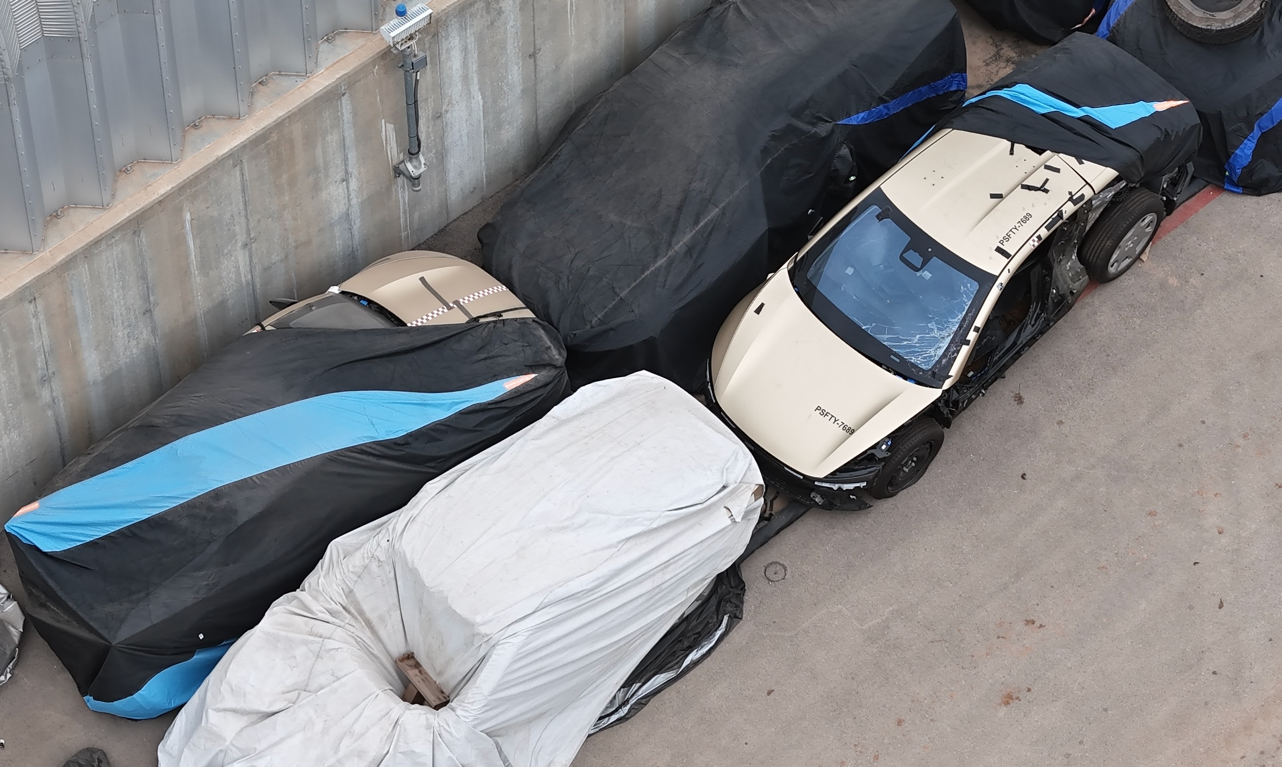 12月29日，特斯拉Cybercab在得州工厂进行了碰撞测试，其中包括一辆遭受侧