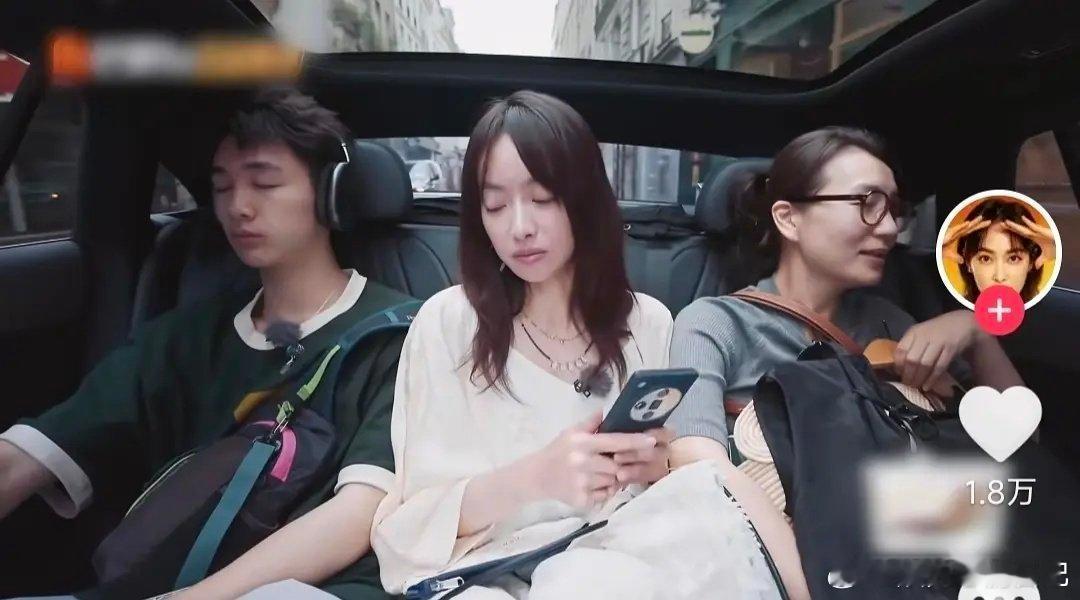 为什么弟弟霸占那么大位置让女生坐的那么挤 ​​​