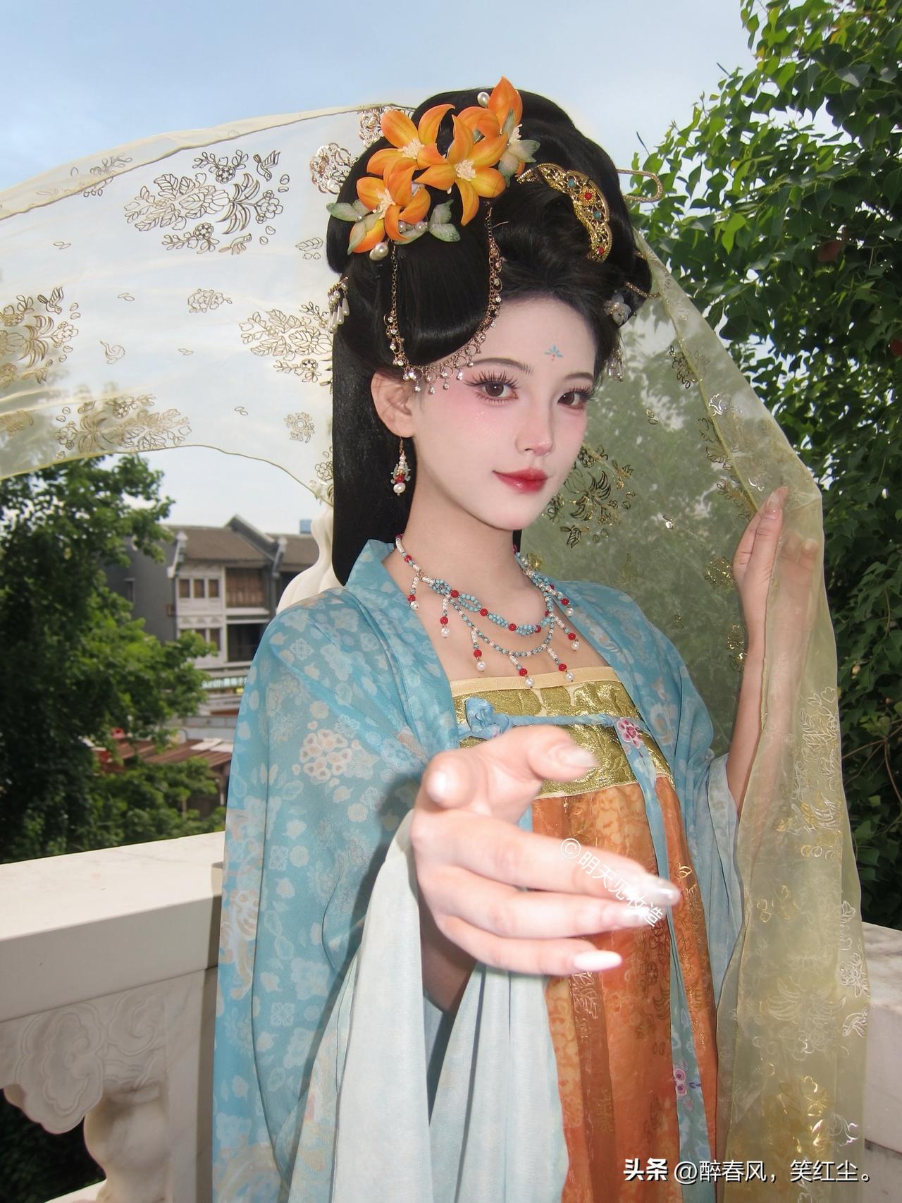 蓝衣花钿美如画，指尖轻引入梦来。这一眼万年，谁敢不心动？