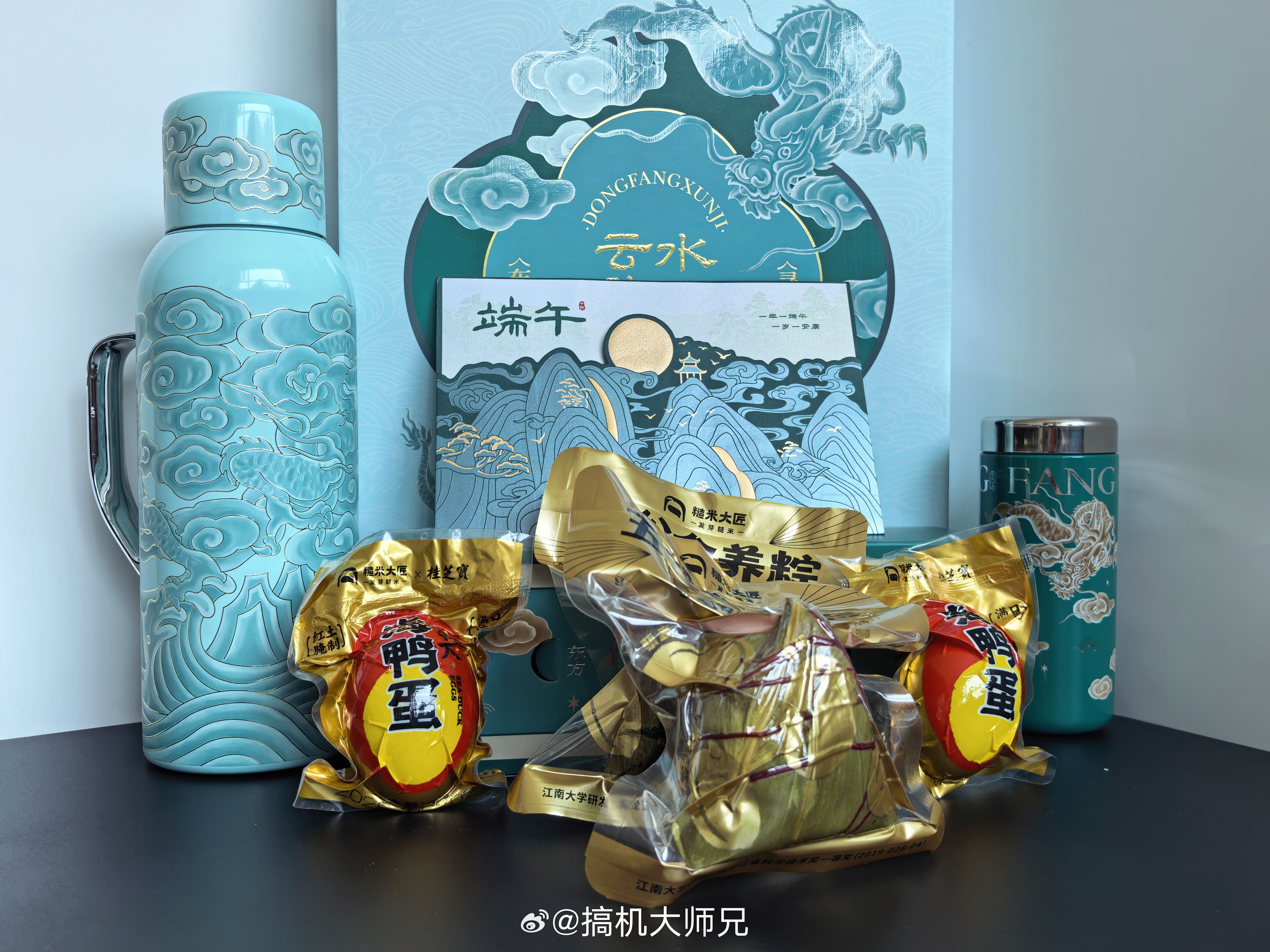 收到了华为的端午礼盒“云水龙吟”礼盒又精致又典雅，关键是保温杯组合对我们中年人很