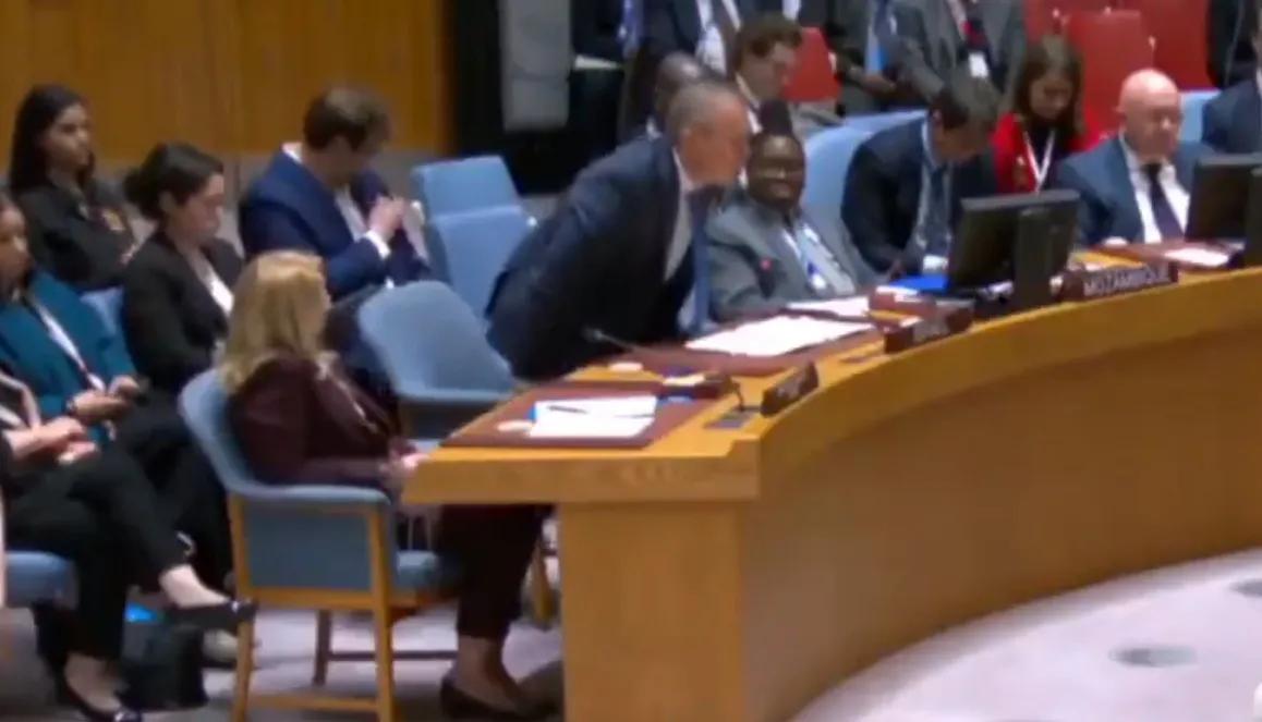 以色列常驻联合国代表带上二战期间歧视性标志，搞悲情？博同情？关其他国家什么事？
