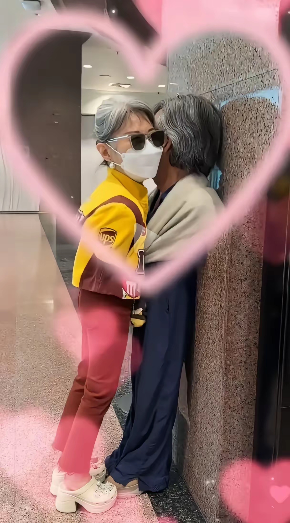 林子祥叶倩文夫妇，老了老了还是那么的相爱，结婚30年了，还像热恋期的恋人。 