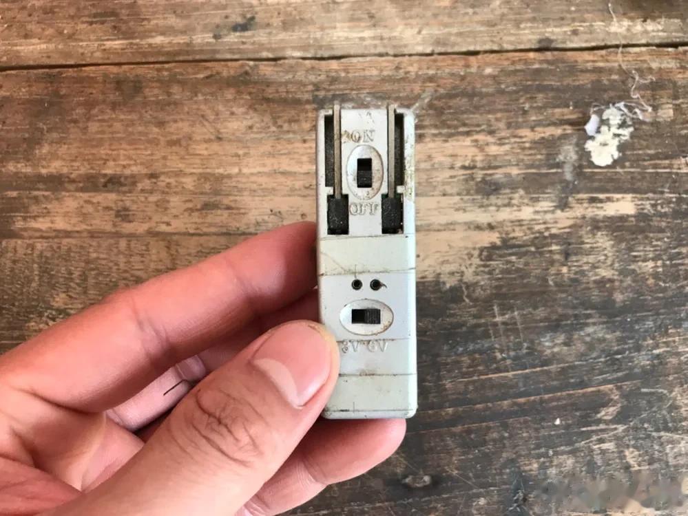 从老家抽屉里翻出来的小时候用过的一个电器的部分电路，大家知道这个是什么电器吗？