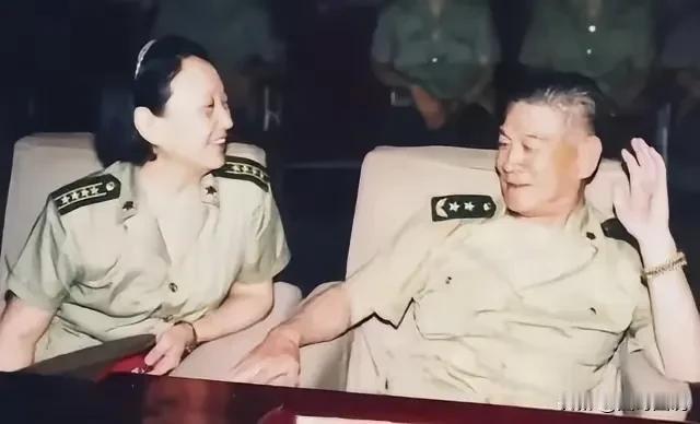 《野火春风斗古城》的主演王晓棠晋升为大校以后，向解放军副总参谋长韩怀智中将汇报工