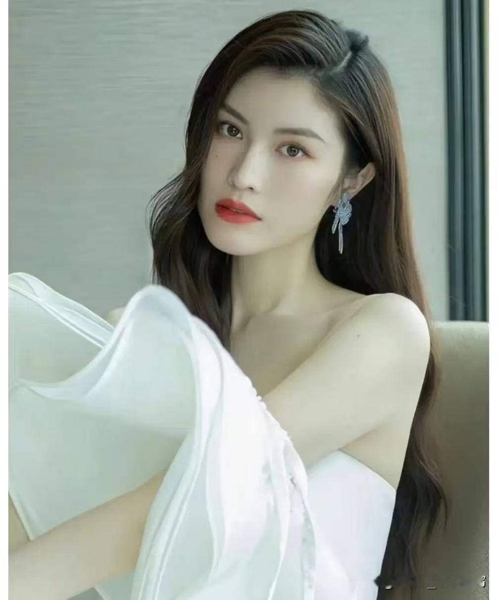 何穗25岁那会儿，居然偷偷结过一次婚！

对象还是闺蜜奚梦瑶介绍的“富豪”。
