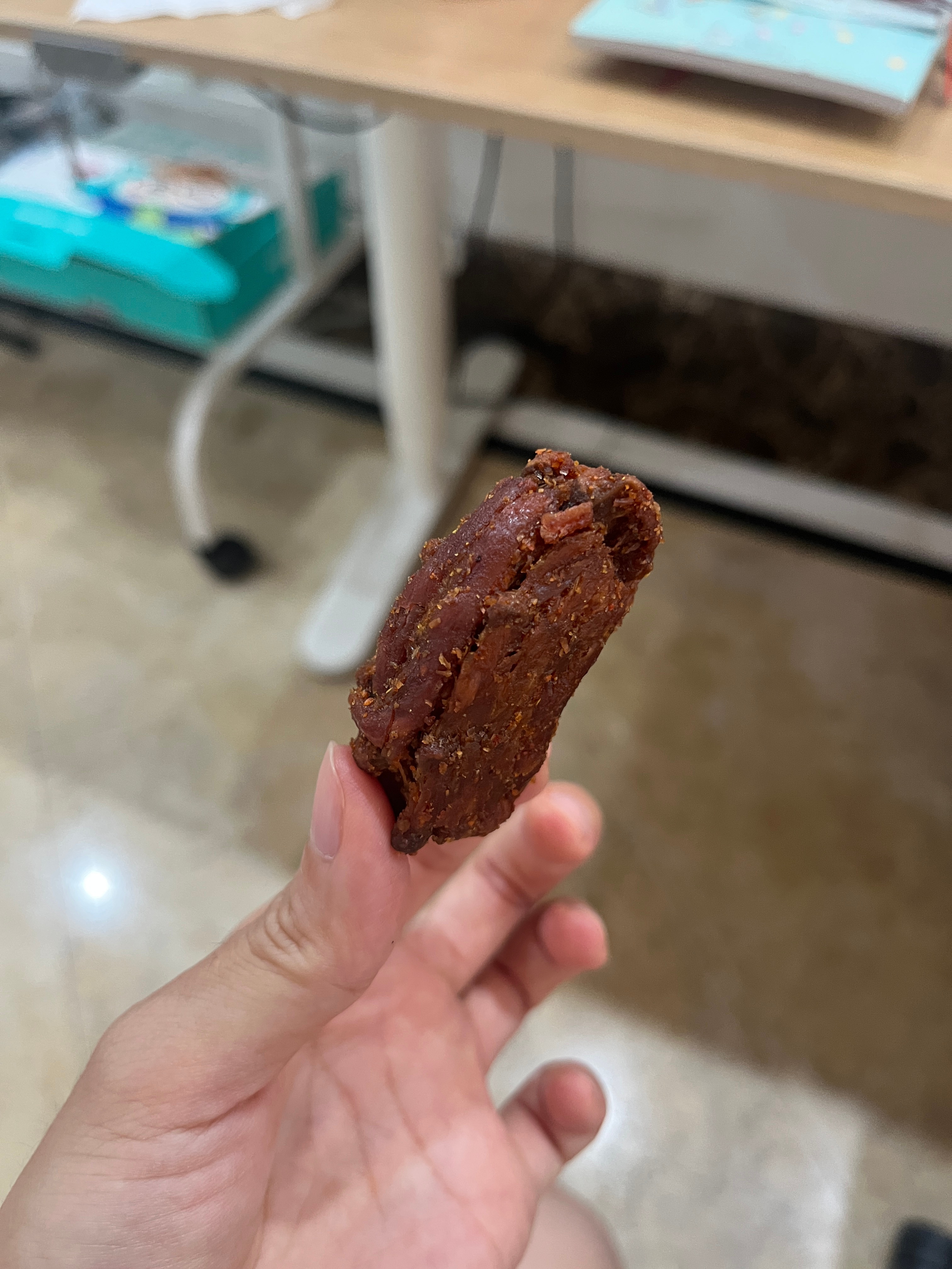 果佳的鸭脖，好吃！广东辣，肉质稍微干一点的那种，有嚼劲，口味上属于比较重，但不会