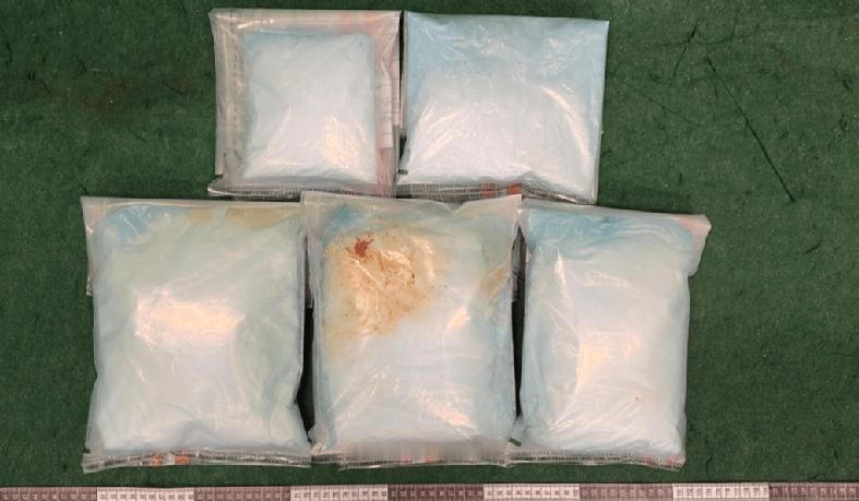 香港海关昨日（18日）在香港国际机场侦破一宗行李藏毒的贩毒案件。一名43岁男旅客