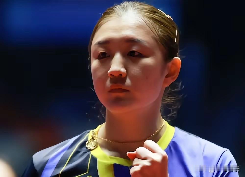 赢给所有人看，
陈梦这句话的含金量还在上升。

四强赛，现场一边倒的呐喊声，丝毫