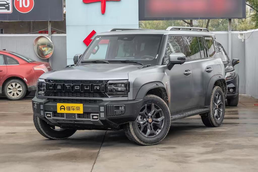 这次北京车展，捷途展台的旅行者系列关注度确实不低。
🚗先说外观，旅行者这个方盒