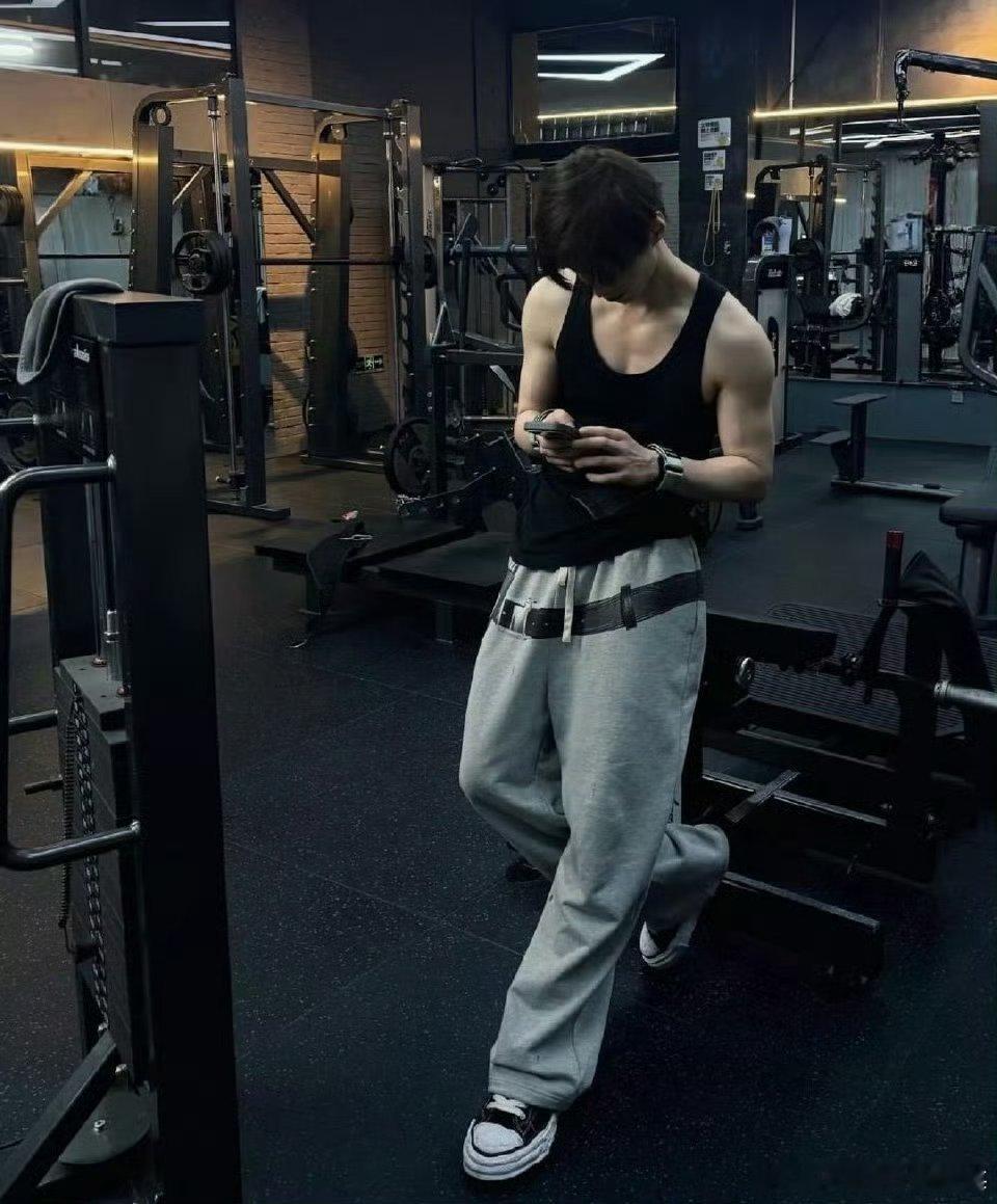 何与ins发了健身照，这身材你们打多少分？ 