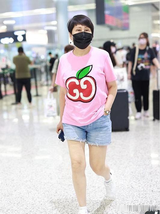 61岁张凯丽这次扮嫩也太成功了！粉色T恤搭牛仔短裤，清爽减龄，看着至少年轻二十岁