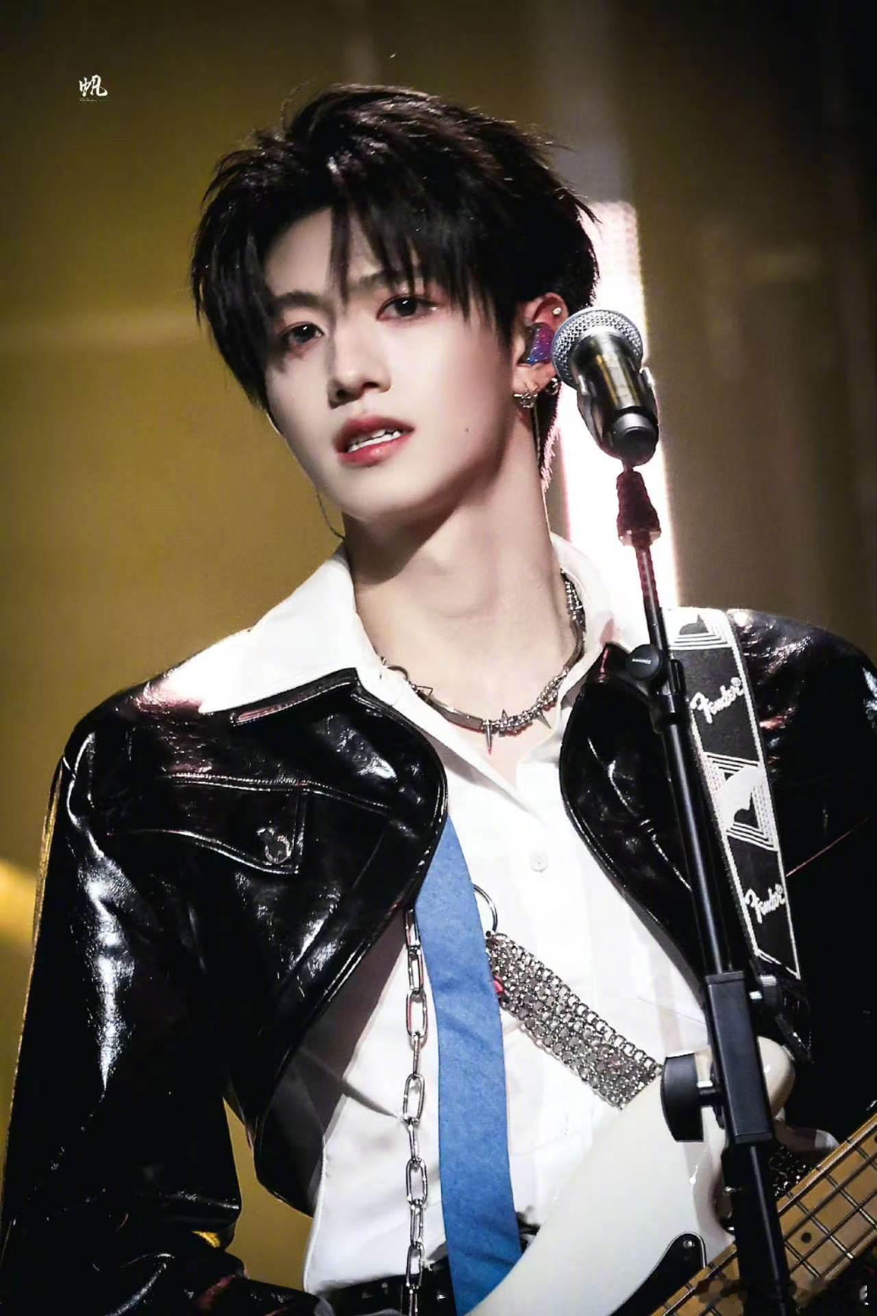 朱志鑫猫系摇滚巨星 荣耀之战演唱会朱志鑫猫系摇滚炸场！《心似狂潮》乐队舞台上，他