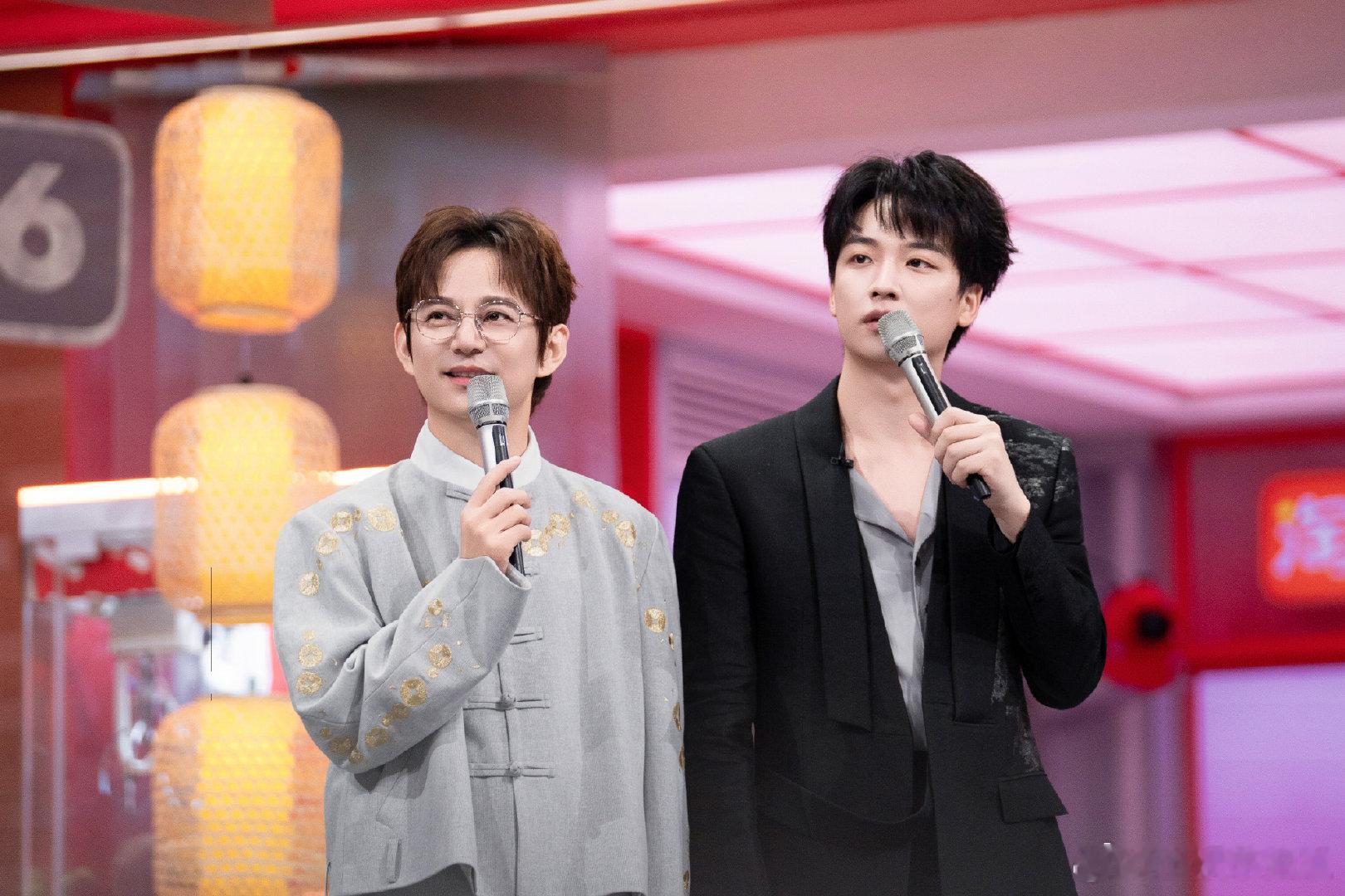 何炅[超话]主持界魔丸好六有两个你好星期六救命！何炅吴泽林加起来有十岁吗？听完孟