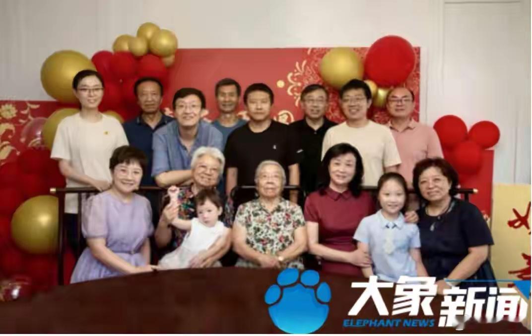 菲尔兹奖获得者邓煜全家都是学霸看看菲尔兹奖得主邓煜这一家人，可谓满门学霸，一个比