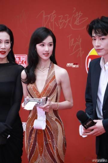 陈都灵美背 露背礼裙的设计展现了她纤细的背部曲线，仿佛在悄悄诉说着她的故事，性感