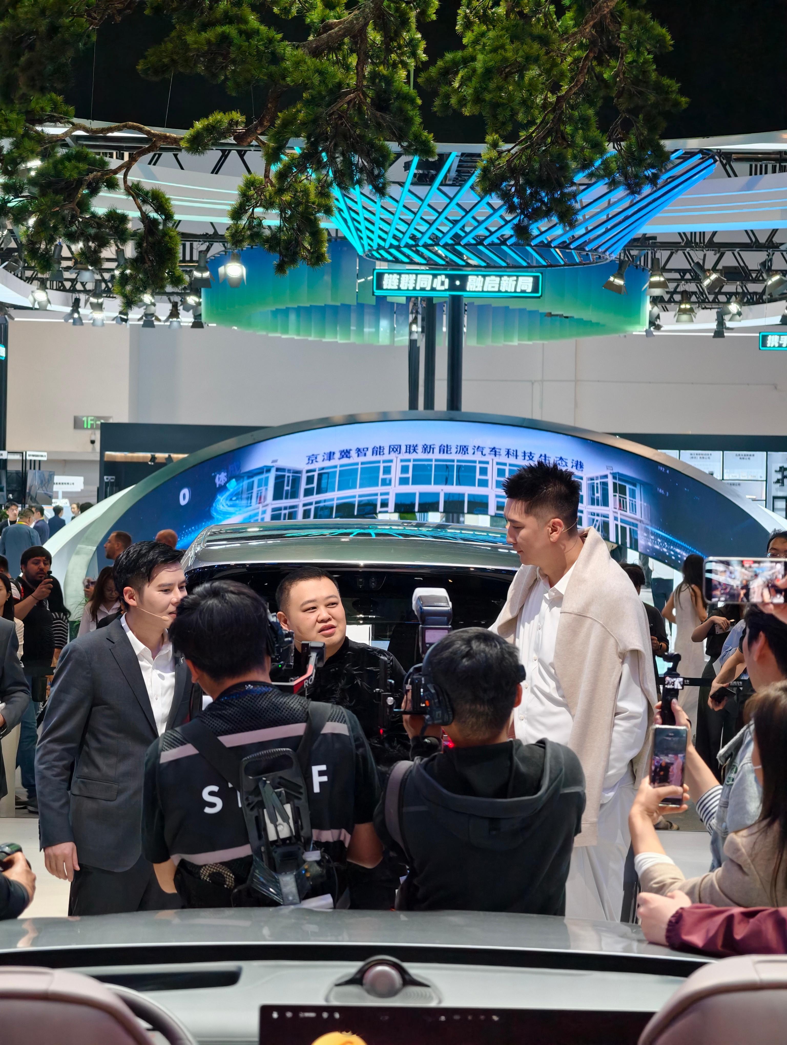 北京车展明星生图2026北京车展 孙越、孙悦，一位体宽，一位腿长在现场还递了一杯