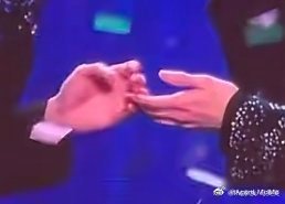 朔墨牵手我不行了 馍馍你就这样又把自己嫁出去了张子墨