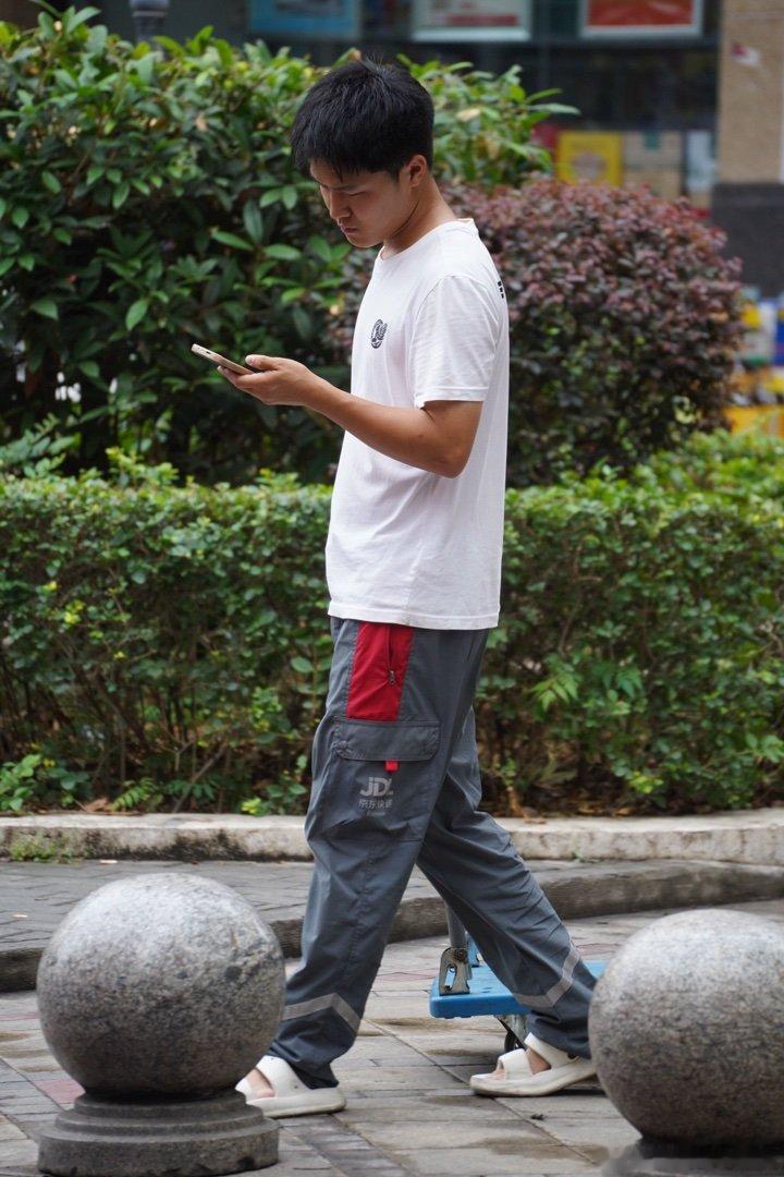 在街头，认真工作的年轻人 