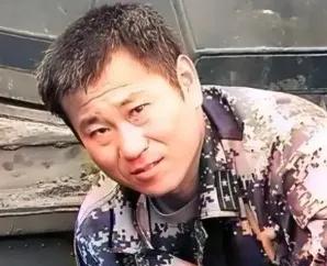 2010年，一辆步战车发生故障，厂家维修要20万，忽然，一人检查后：“两块五，不