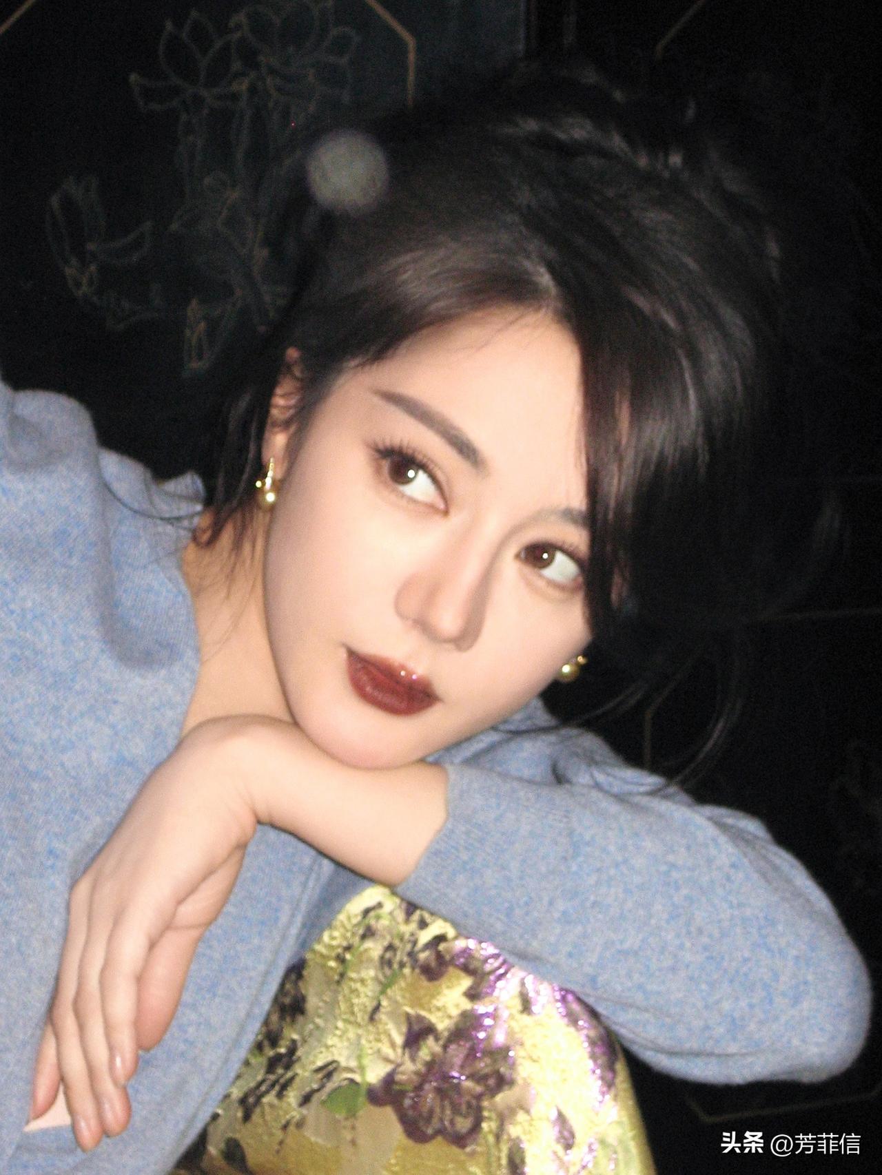 也是没想到，迪丽热巴居然还有撞脸某位神颜前辈的一天。
热巴工作室最新出炉的这张照