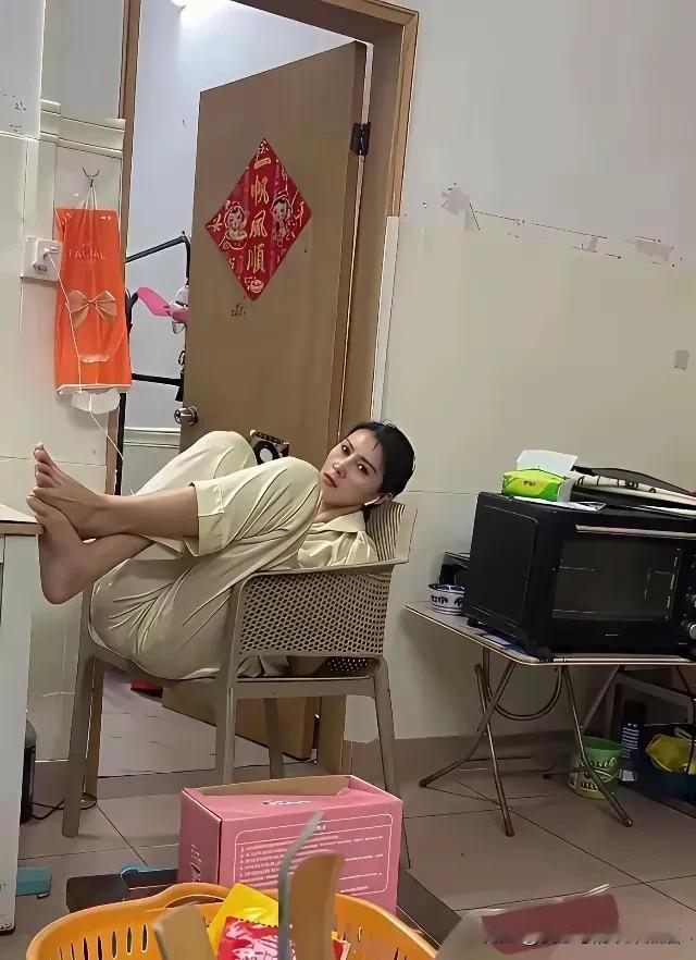 这个小媳妇有点儿懒，

——谁要带走！