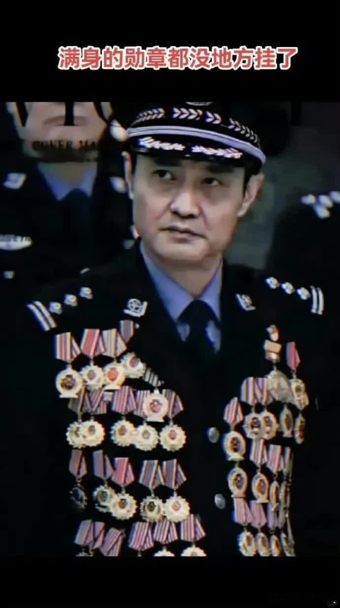 位英雄名字叫程鹏！    这位英雄名字叫程鹏，从警30多年，先后荣立一等功4次，