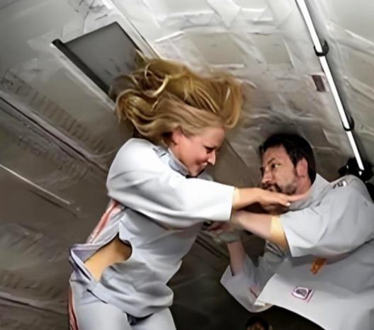 1992年那对“太空夫妻”，记者在他们返回地球第一个问题就是：“你们在太空有没有