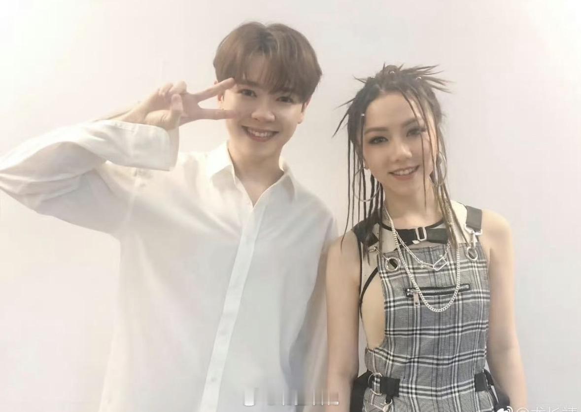 开麦问美团吃喝玩乐都安排尤长靖这期满是幸福小孩氛围感，刚聊完歌曲就收获邓紫棋直播