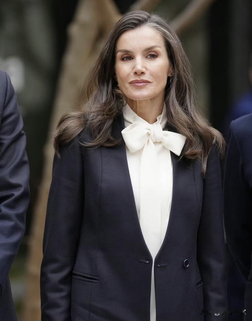 状态回春！53岁西班牙莱蒂齐亚王后状态“完美”。

当地时间2月18日，莱蒂齐亚