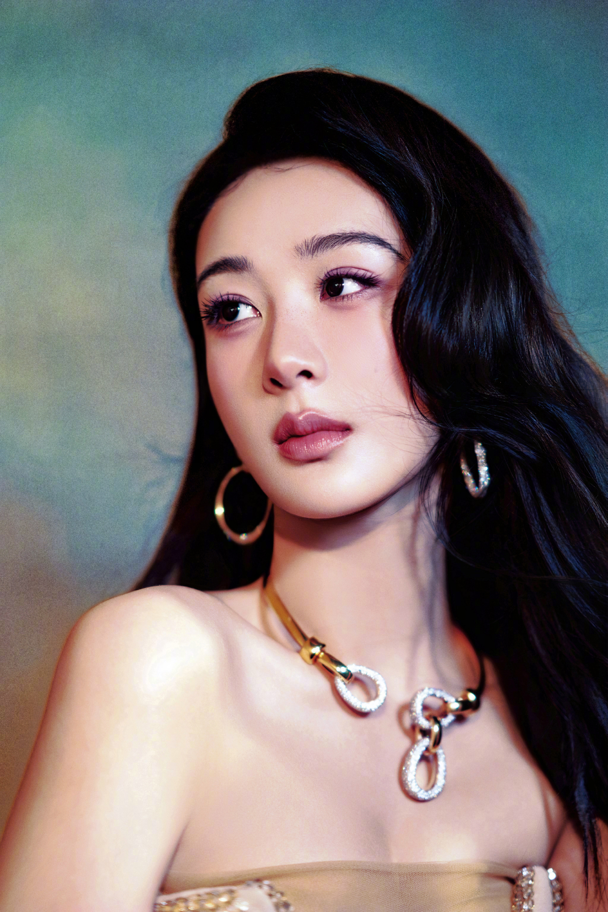 杨紫出镜本届百花奖宣传使者造型大片。Alexis Mabille 2024秋冬高