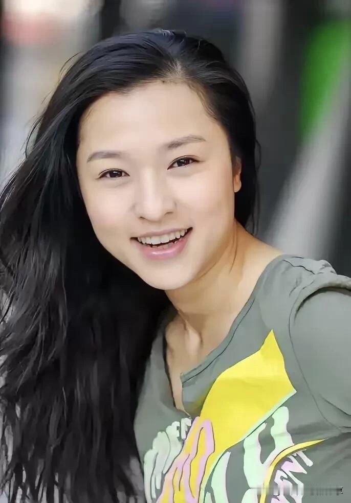 她是一位有颜值、有身材、有演技的女演员，出道这么多年了因为“ 娄小娥”演绎的经典