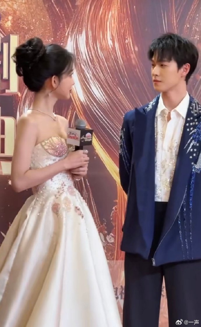 孟子义李昀锐红毯还原对视昭昭墨墨红毯对视电视剧品质盛典红毯当孟子义与李昀锐这对《