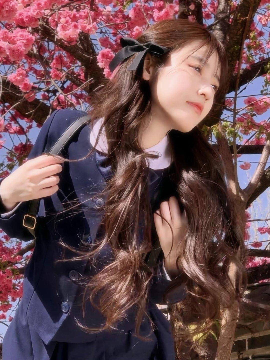 我奶奶不会用手机支付，给了一万块钱给我当做考研奖励，我爸拿这些钱还账了。我爸说这