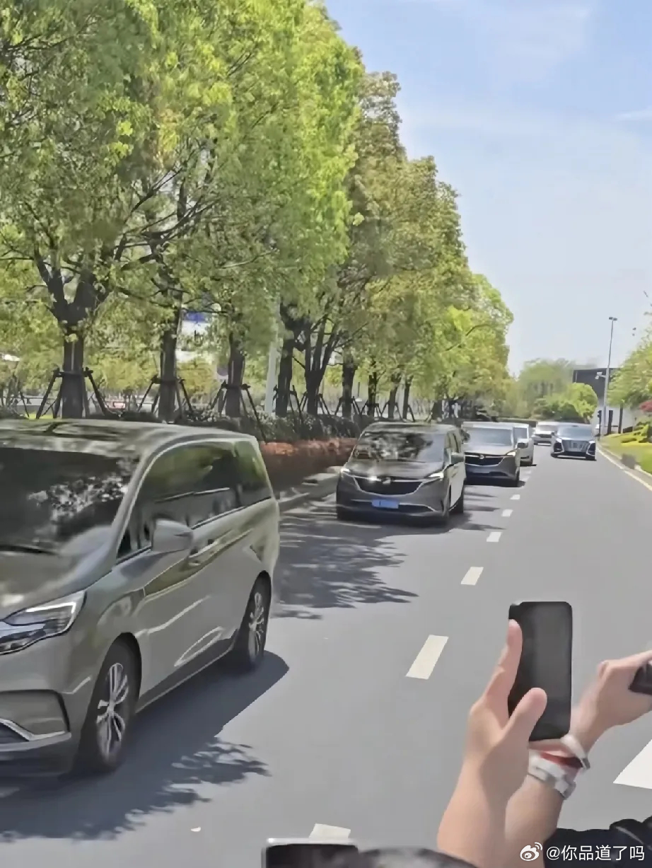 周杰伦的杭州之旅画上句号，要回家啦。听说是回台北，不是去墨尔本，临走时那股子不舍