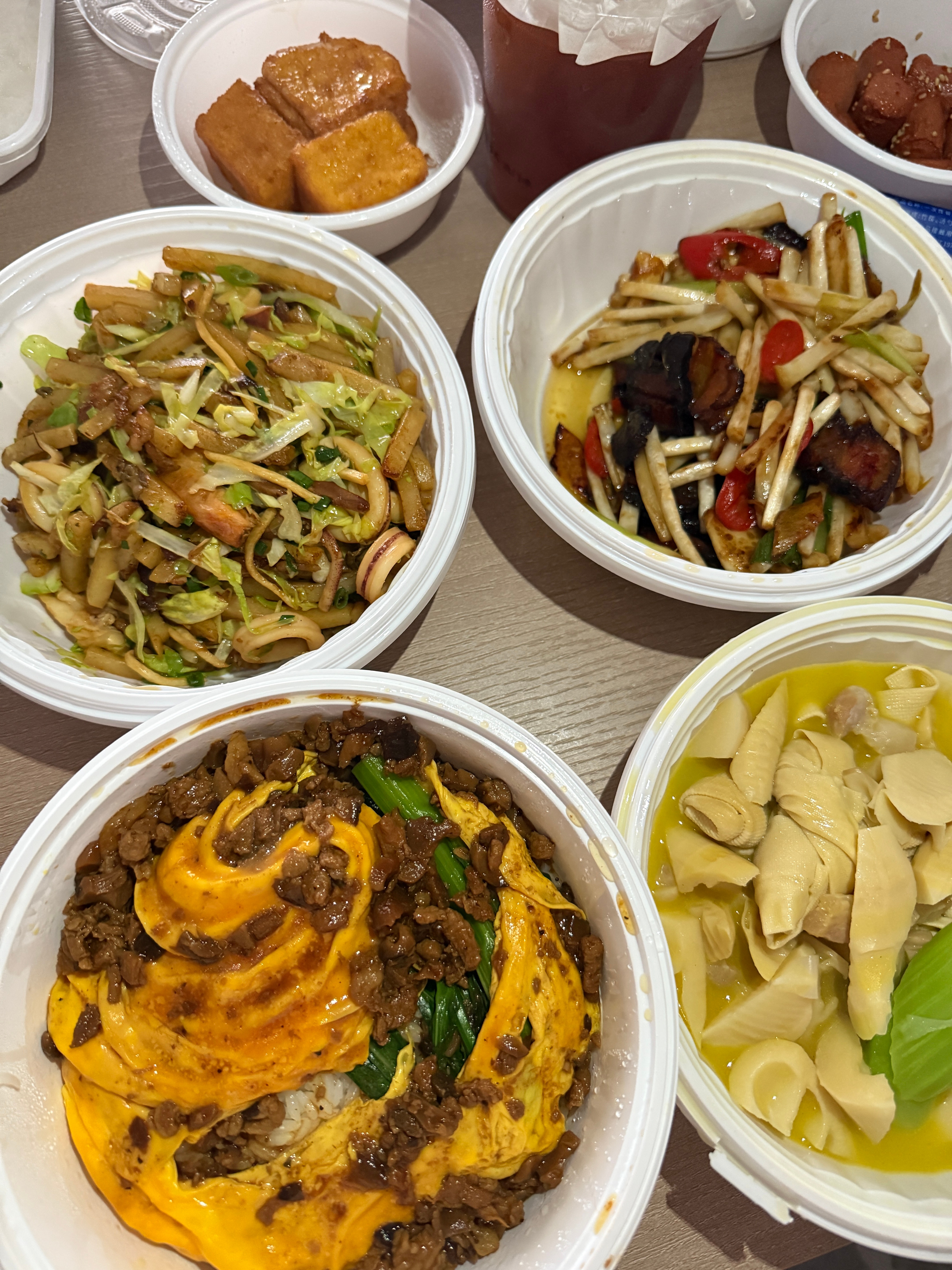 中午拍摄没赶上午饭时间，智己的小伙伴火速给我和摄像老师点了外卖好贴心呜呜呜那就明