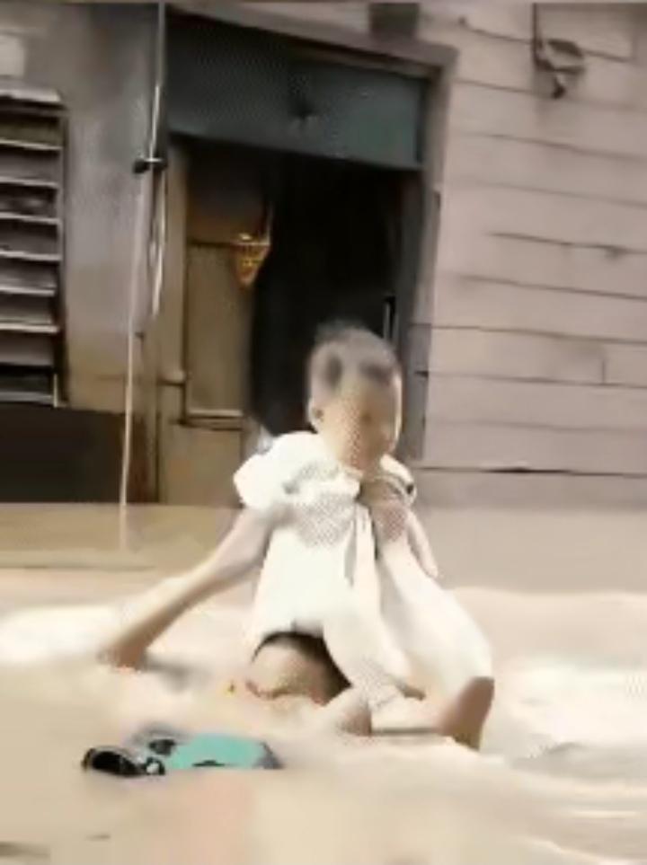 洪水中用手托举婴儿的子弟兵，他最戳人心的平凡英雄
 
浑浊洪水没过身躯，年轻战士