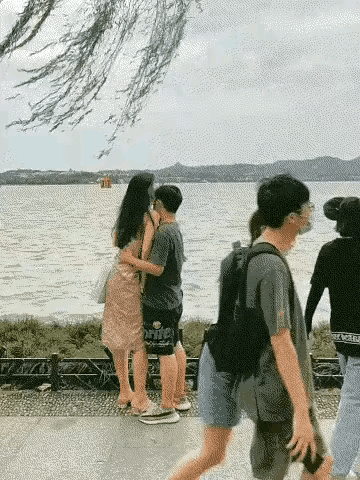 我是实在看不着去了，你俩跑这里浪漫来了！ 