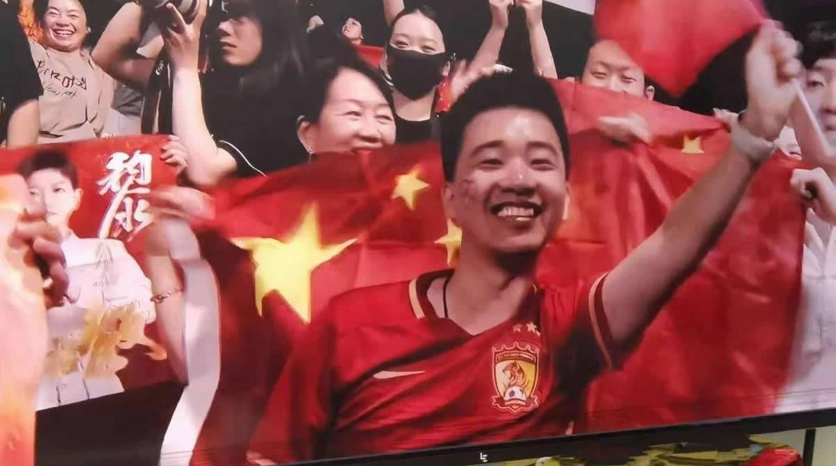 你恒球迷勇闯#2024巴黎奥运会#赛场，这算不算是广州队球迷第一人？

#春日生