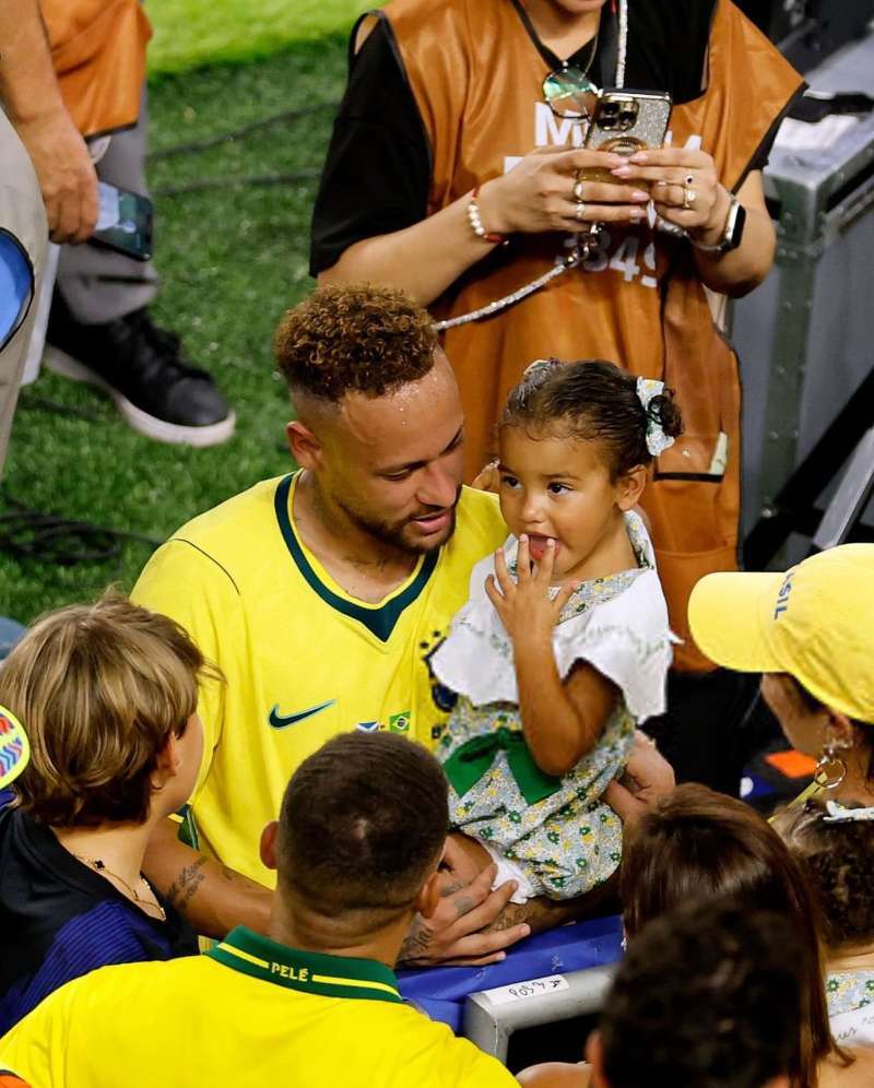 neymar 比赛结束后立马抱着玛维内马尔登场全场欢呼内马尔首秀