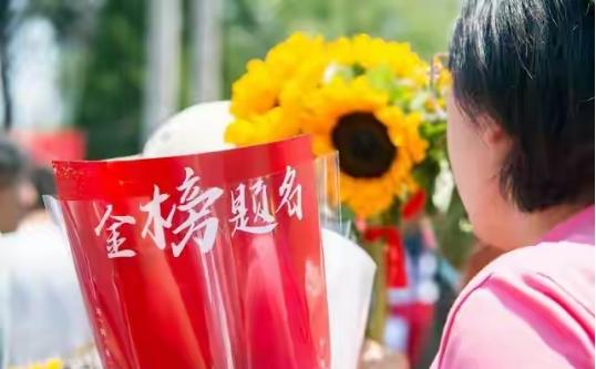 “最惨考生”陈亮：19 岁成孤儿，高考完继续办丧事，拒绝所有捐款

随着现在高考