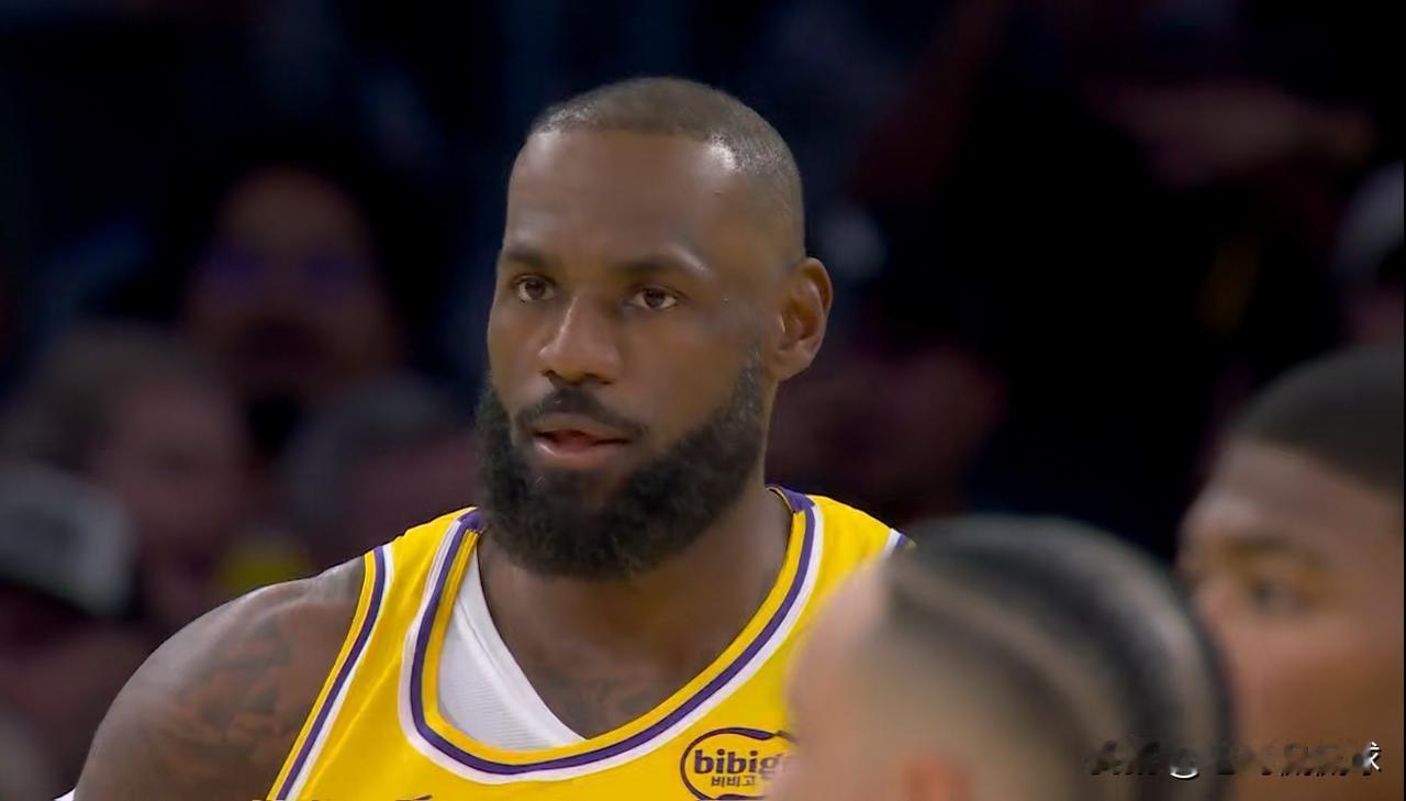 湖人超级巨星詹姆斯真是太喜欢当绿叶了！在今天进行的湖人和太阳的焦点战中，目前双方