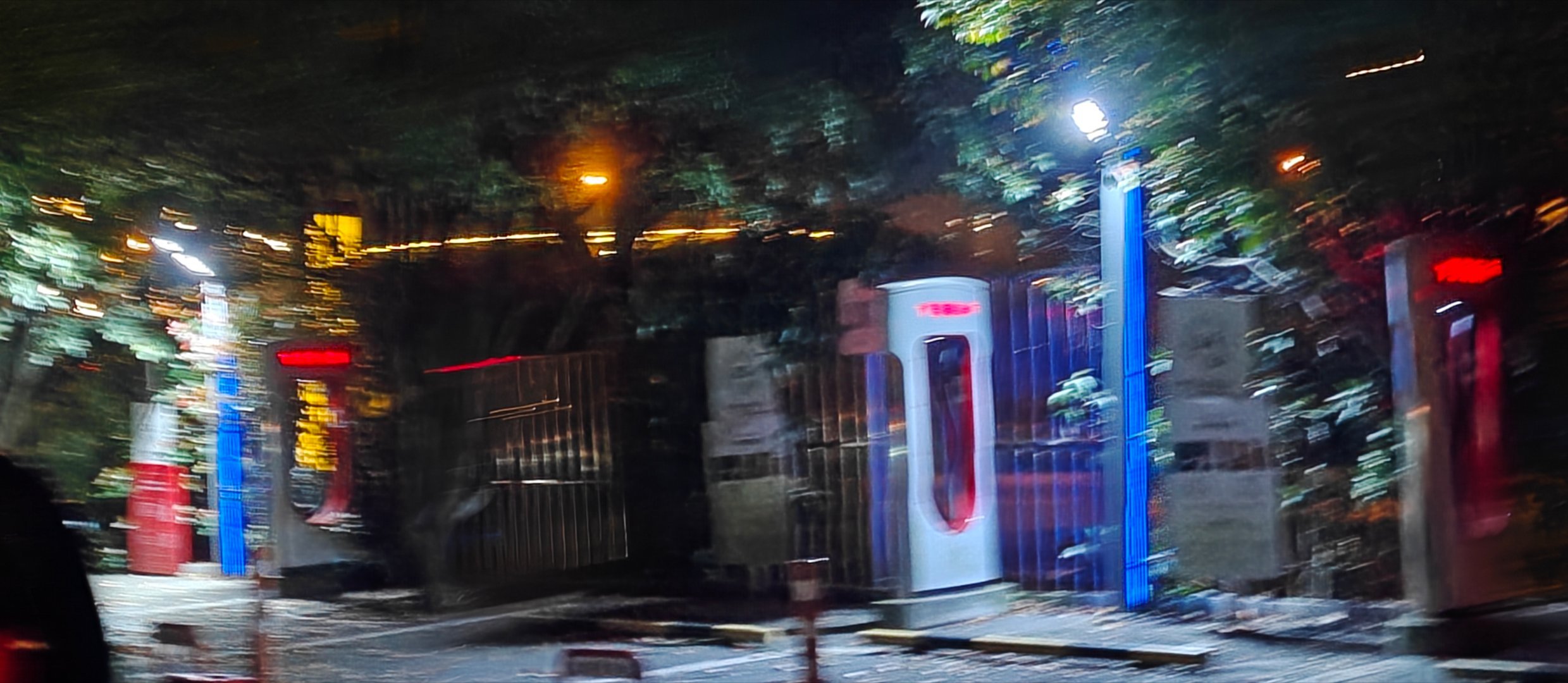 特斯拉充电桩，居然只能给特斯拉电车充电。 