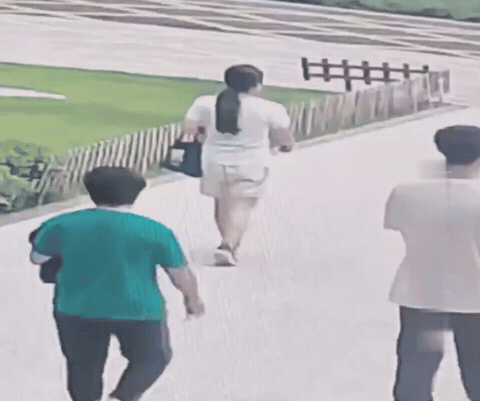 5月2日，广西，女子大白天被老鼠钻入裤子里，吓得当场疯狂扭动、原地跳 “街舞”，